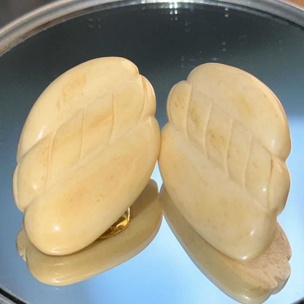 Vintage‎ late 80s/early 90s cream/ivory carved stone large clip on earrings